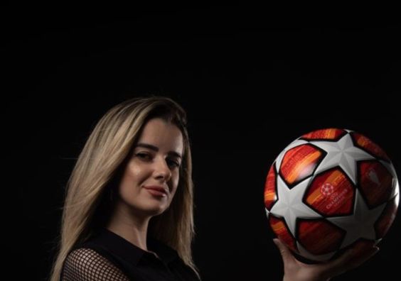 Female football expert 